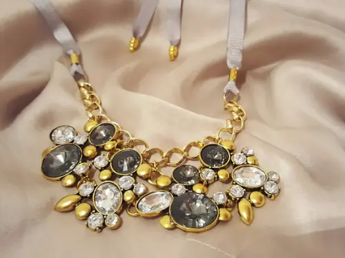 Colar Dourado com Cristais Incolor e Fumê