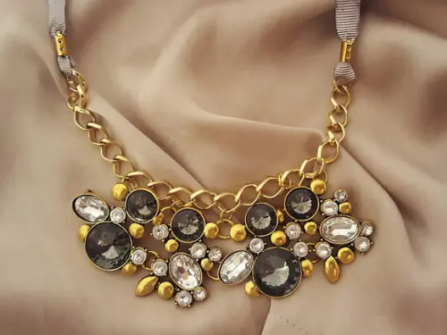 Colar Dourado com Cristais Incolor e Fumê