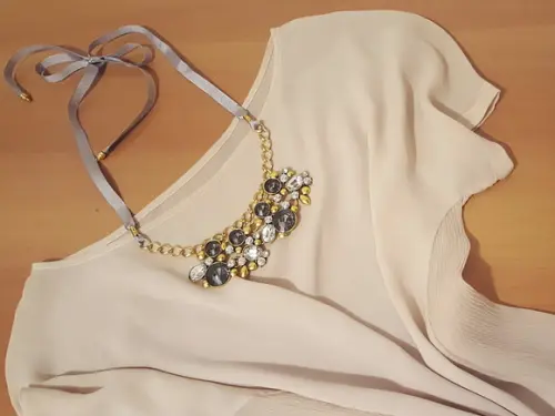 Colar Dourado com Cristais Incolor e Fumê