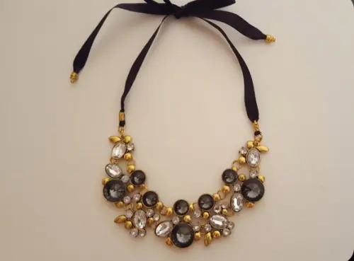 Colar Dourado com Cristais Incolores e Fumê