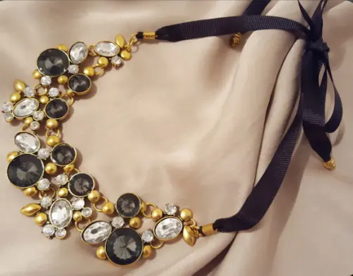 Colar Dourado com Cristais Incolores e Fumê