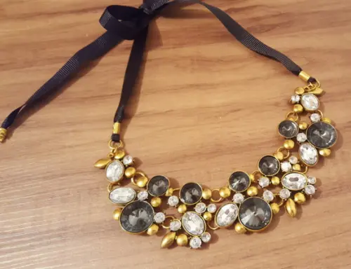 Colar Dourado com Cristais Incolores e Fumê