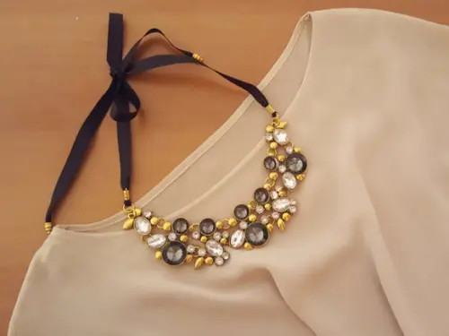 Colar Dourado com Cristais Incolores e Fumê