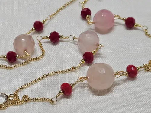 Colar Dourado com Cristais Rubi e Pedras Quartzo Rosa