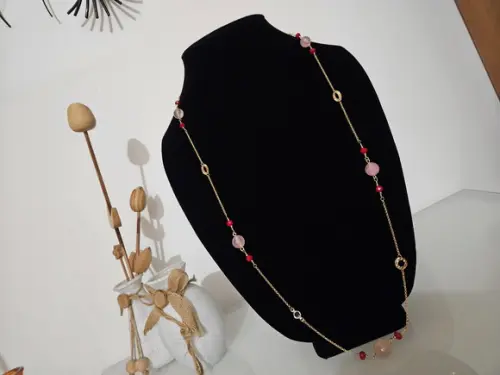 Colar Dourado com Cristais Rubi e Pedras Quartzo Rosa