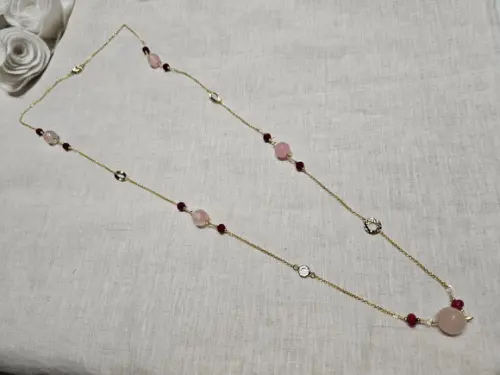 Colar Dourado com Cristais Rubi e Pedras Quartzo Rosa