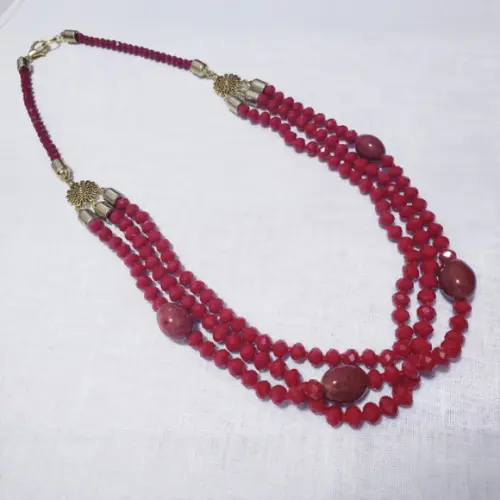 Colar Dourado com Cristais Vermelho