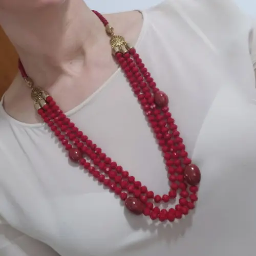 Colar Dourado com Cristais Vermelho