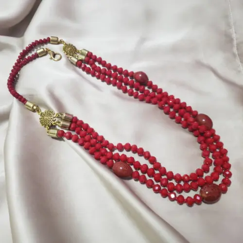 Colar Dourado com Cristais Vermelho
