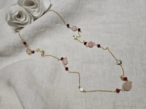 Colar Dourado com Cristais Rubi e Pedras Quartzo Rosa