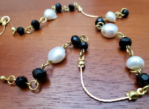 Colar Dourado com Cristal e Pérolas Naturais