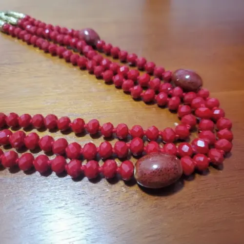 Colar Dourado com Cristais Vermelho