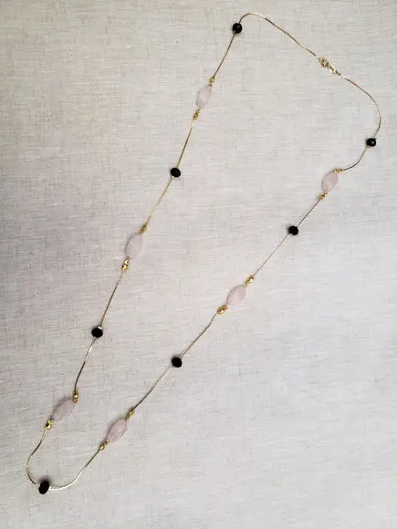 Colar Dourado com Cristal e Quartzo Rosa