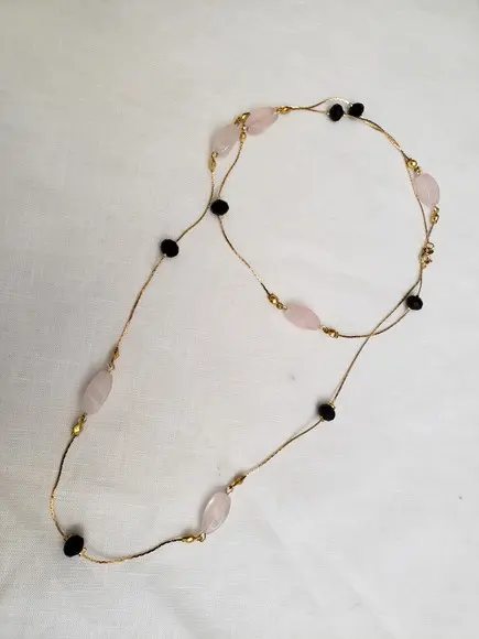 Colar Dourado com Cristal e Quartzo Rosa