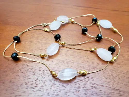 Colar Dourado com Cristal e Quartzo Rosa