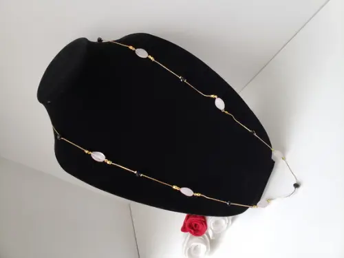 Colar Dourado com Cristal e Quartzo Rosa