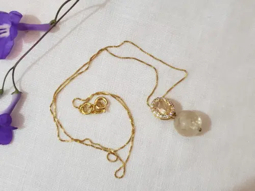Colar Dourado com Cristal Fusion e Cristal Rutilado