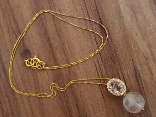 Colar Dourado com Cristal Fusion e Cristal Rutilado
