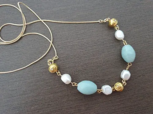 Colar Dourado com Pedras Naturais Amazonita e Pérolas Barroc
