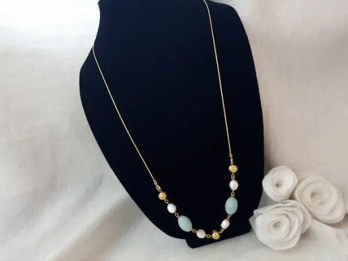 Colar Dourado com Pedras Naturais Amazonita e Pérolas Barroc