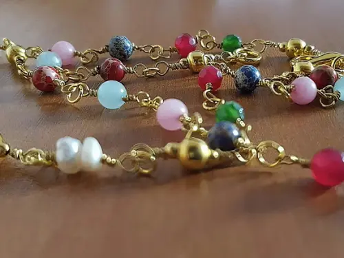 Colar Dourado com Pedras Naturais