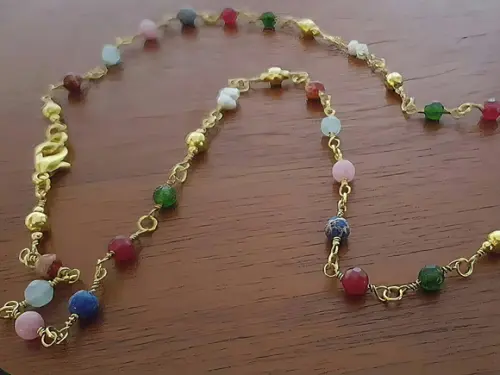 Colar Dourado com Pedras Naturais