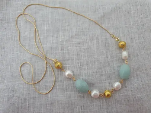 Colar Dourado com Pedras Naturais Amazonita e Pérolas Barroc