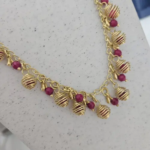 Colar Dourado com Pedras Naturais Jade Rubi