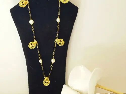 Colar Dourado com Pérolas Naturais e Cristais