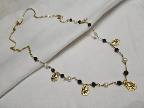 Colar Dourado com Pérolas Naturais e Cristais