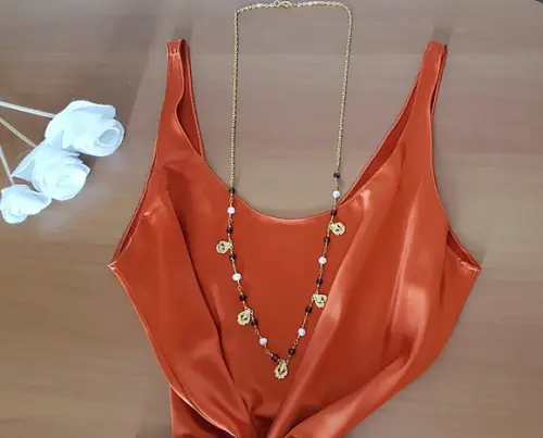 Colar Dourado com Pérolas Naturais e Cristais