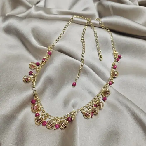 Colar Dourado com Pedras Naturais Jade Rubi