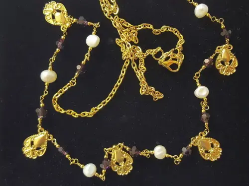 Colar Dourado com Pérolas Naturais e Cristais