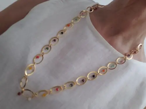 Colar Dourado de Argolas com Pedras Naturais