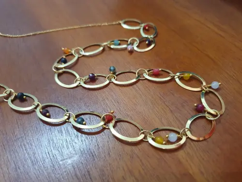 Colar Dourado de Argolas com Pedras Naturais