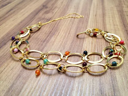 Colar Dourado de Argolas com Pedras Naturais