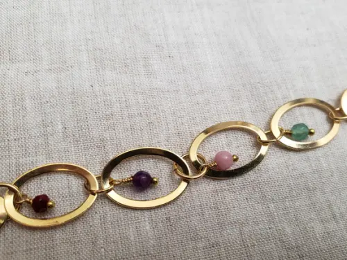 Colar Dourado de Argolas com Pedras Naturais