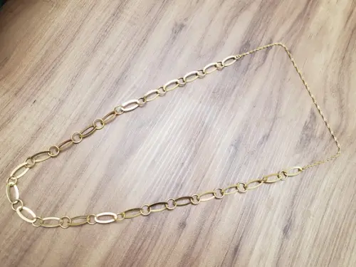 Colar Dourado de Corrente Delicada