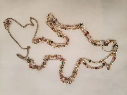 Colar Dourado de Correntes de Mini Corações
