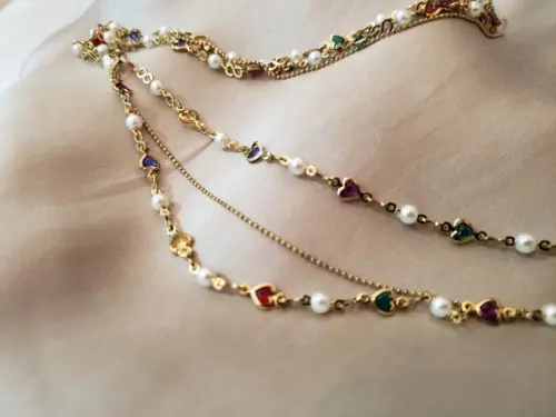 Colar Dourado de Correntes de Mini Corações