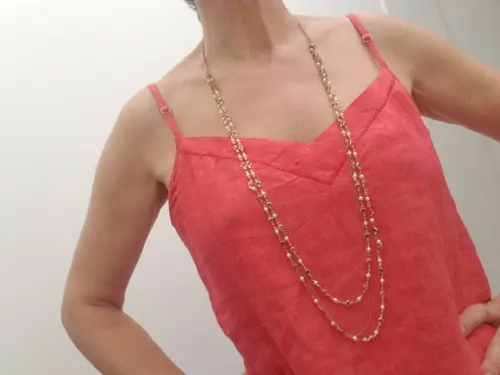 Colar Dourado de Correntes de Mini Corações