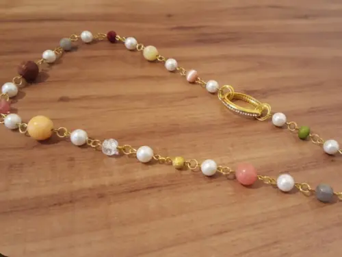 Colar Dourado de Pérolas e Pedras Naturais