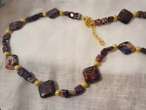 Colar Dourado de Pedras Naturais Jasper Imperador Roxo