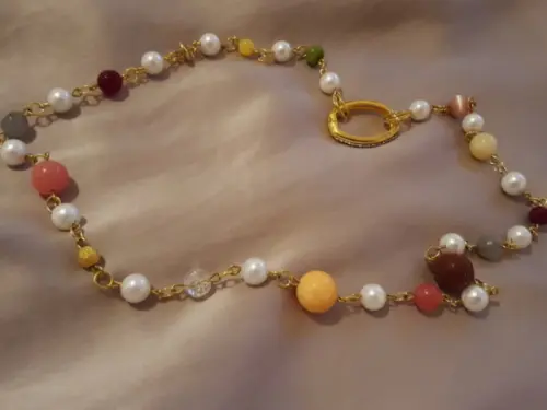 Colar Dourado de Pérolas e Pedras Naturais