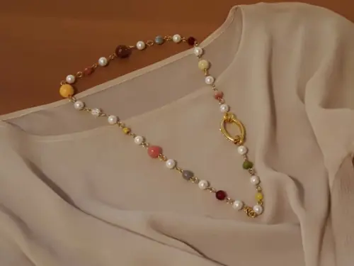 Colar Dourado de Pérolas e Pedras Naturais