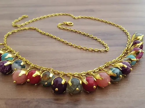 Colar Dourado e Pedras Naturais Coloridas