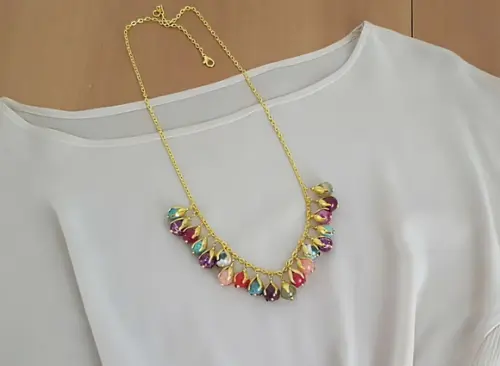 Colar Dourado e Pedras Naturais Coloridas