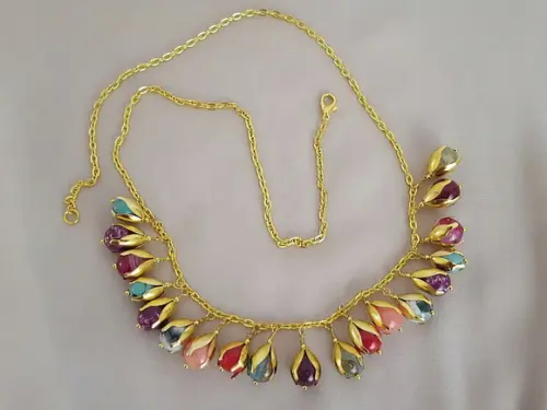 Colar Dourado e Pedras Naturais Coloridas