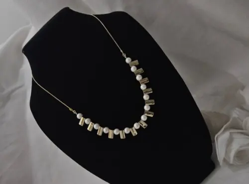 Colar Dourado e Pérolas Shell