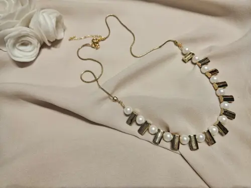 Colar Dourado e Pérolas Shell
